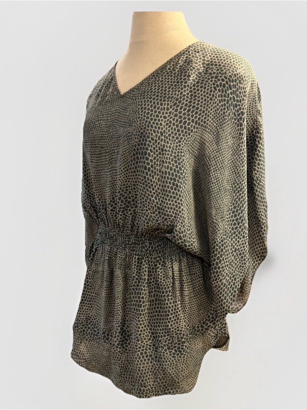 Parker Silk Olive Green and Black Printed V-Neck Blouse Women’s S